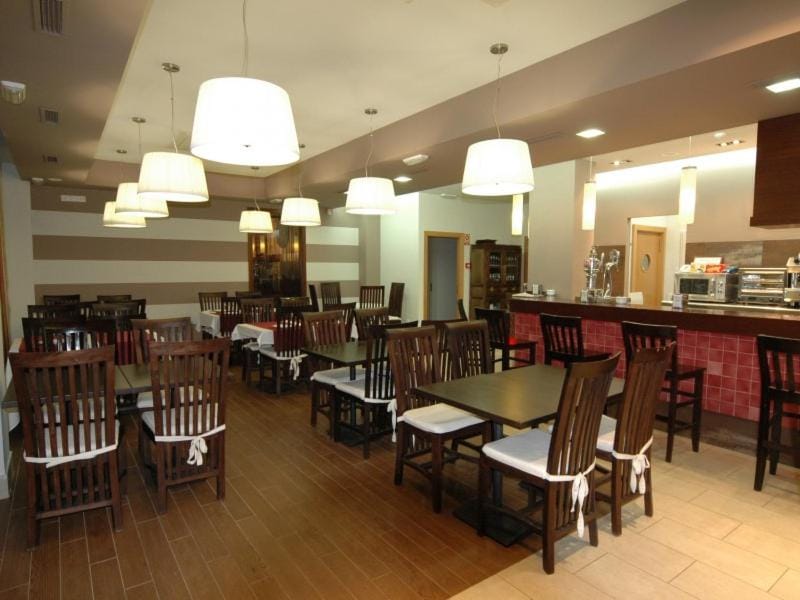 Restaurant/places to eat, Lounge or bar, Food and drinks