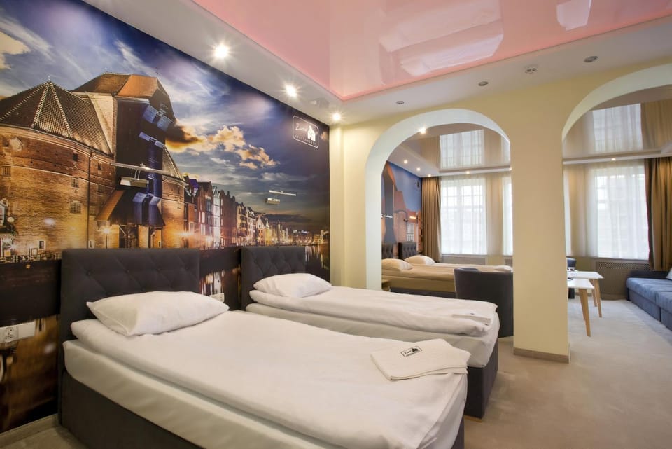 Shower, Nearby landmark, Restaurant/places to eat, Photo of the whole room, Landmark view, River view
