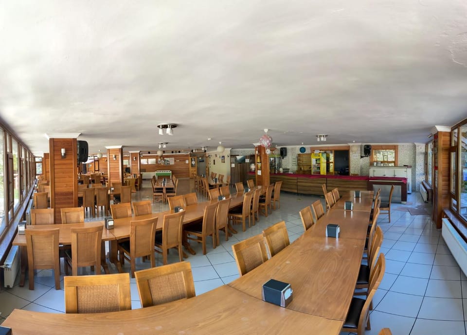 Restaurant/places to eat, Banquet/Function facilities, Seating area