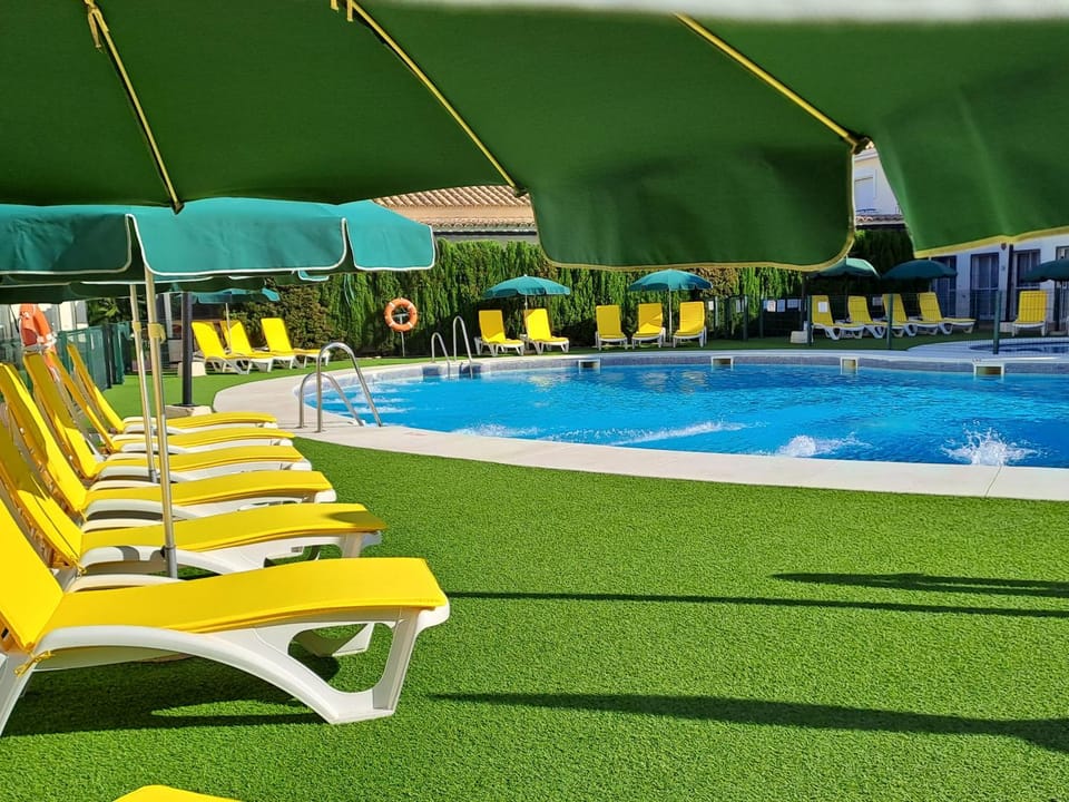 Day, Swimming pool, sunbed