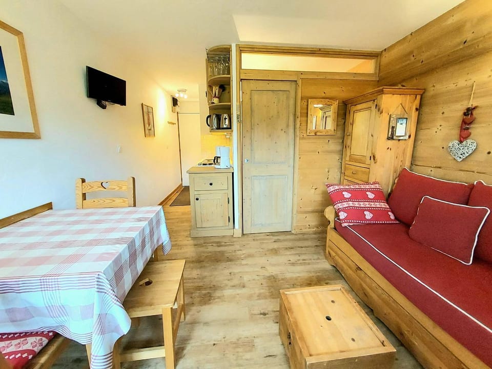 Studio-cabine rénové, balcon sud, pieds des pistes, 4 pers, Plagne Villages - FR-1-351-29 Cabin in Mâcot-la-Plagne