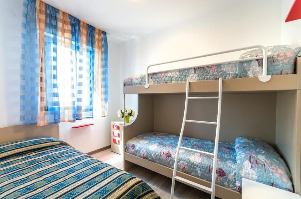 Bedroom, bunk bed