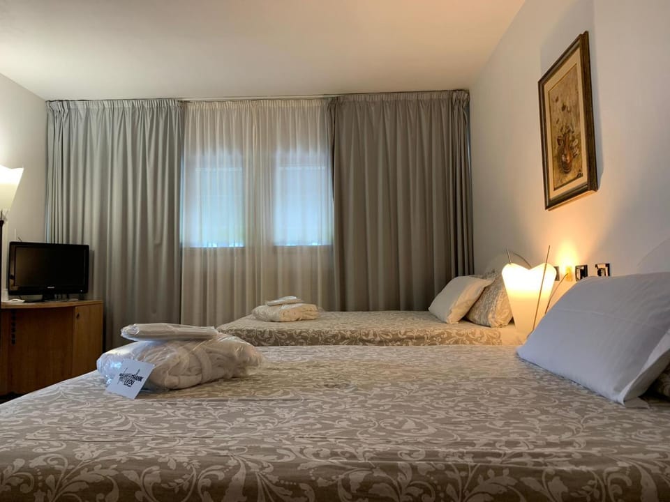 Bed, TV and multimedia, Bedroom, towels