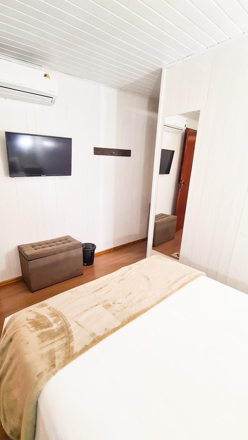 TV and multimedia, Photo of the whole room, air conditioner