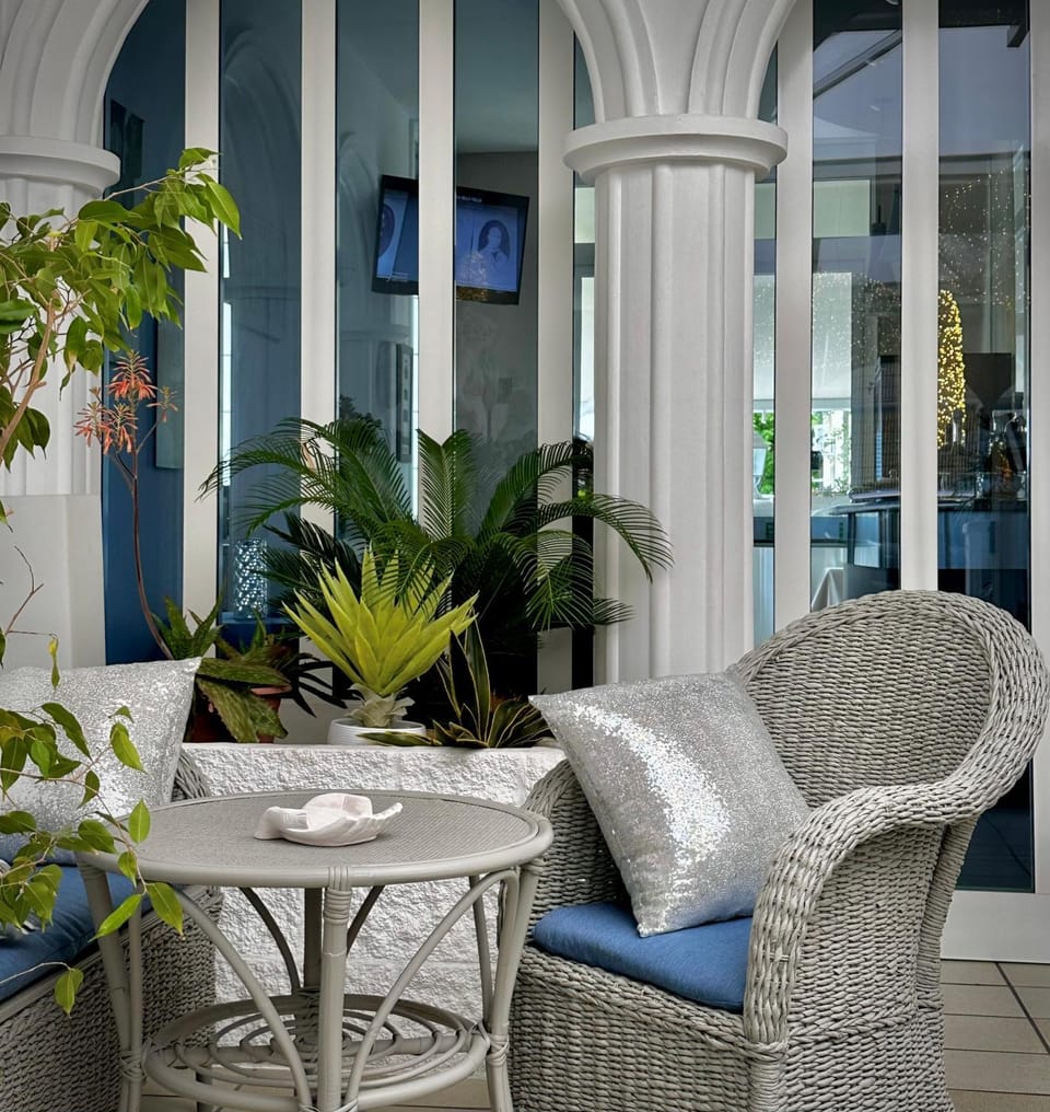 Living room, Seating area, Breakfast