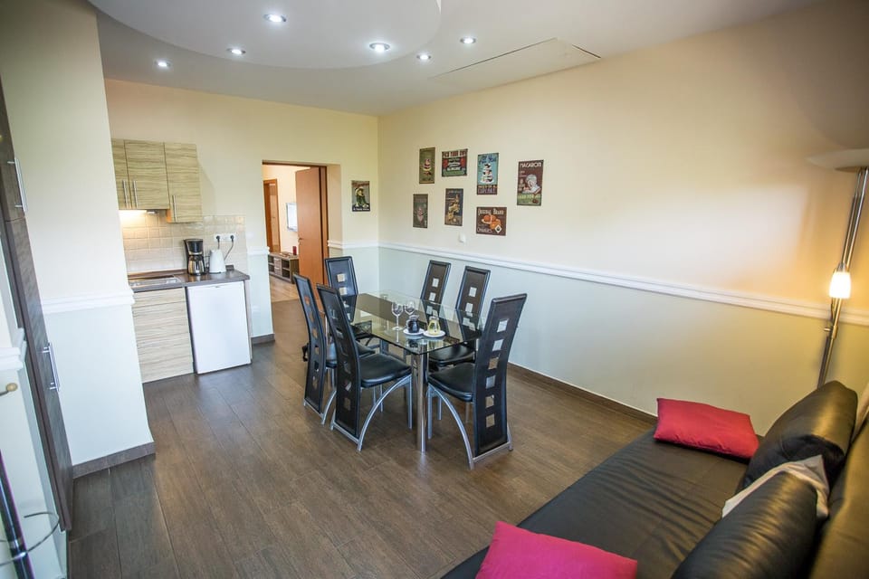 Seating area, Dining area