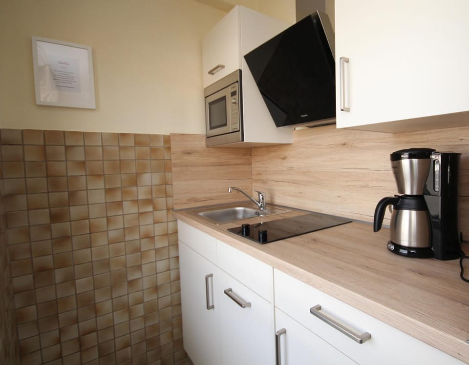 Coffee/tea facilities, Kitchen or kitchenette, stove