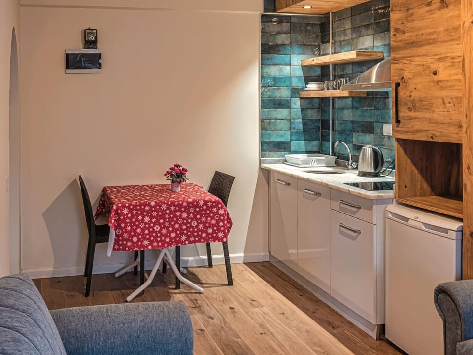 Kitchen or kitchenette, Living room, Seating area, Dining area, minibar, stove