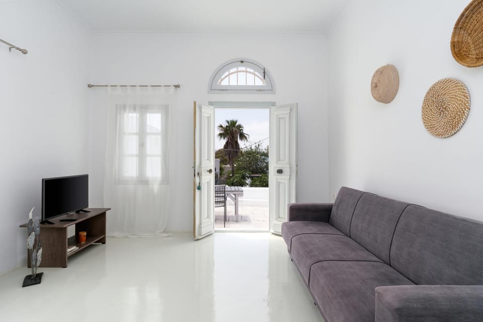 Communal lounge/ TV room, TV and multimedia, Living room, Seating area