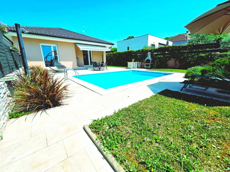 Property building, Day, Garden, Garden view, Swimming pool, sunbed