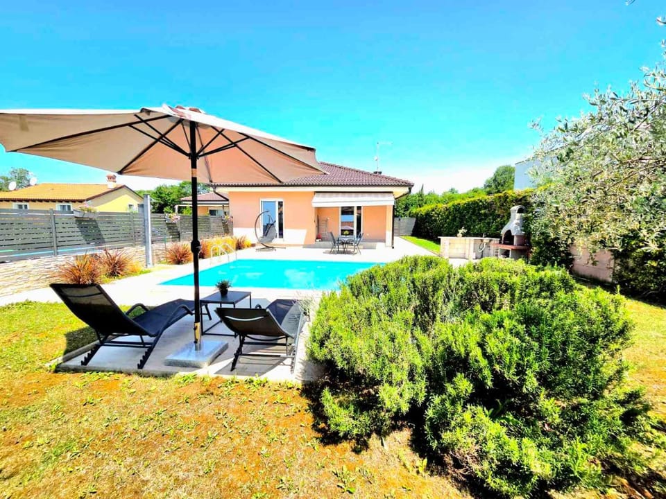 Property building, Patio, Day, Garden, Garden view, Pool view, Swimming pool, sunbed