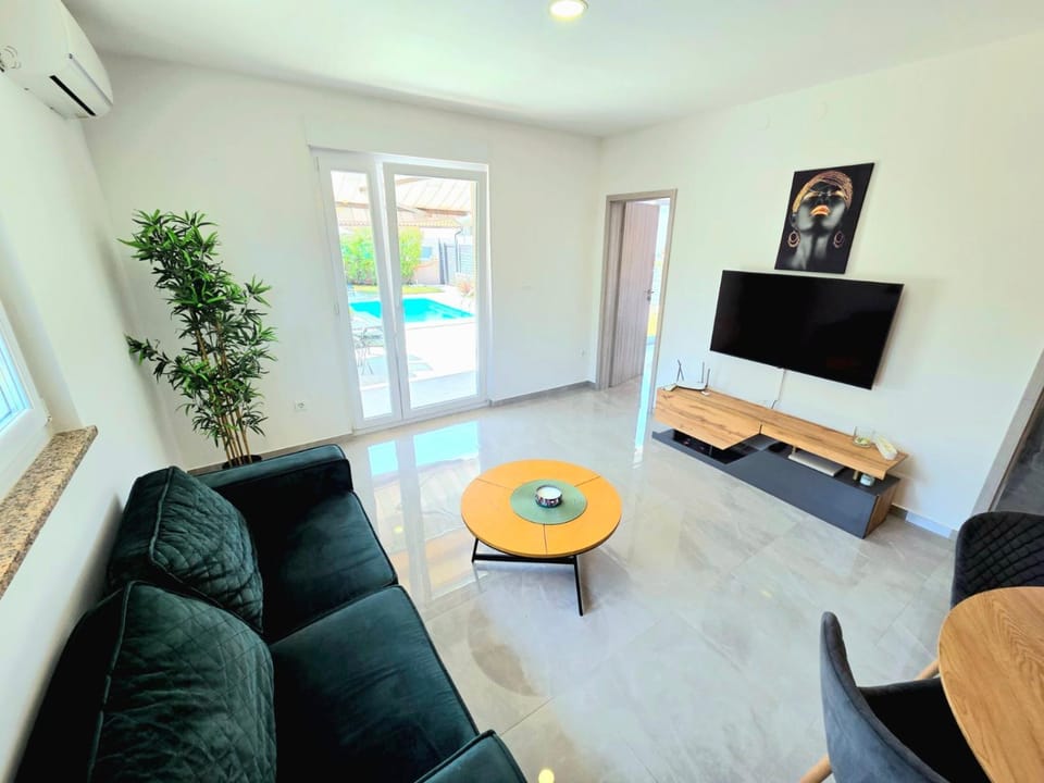 Communal lounge/ TV room, TV and multimedia, Living room, Seating area