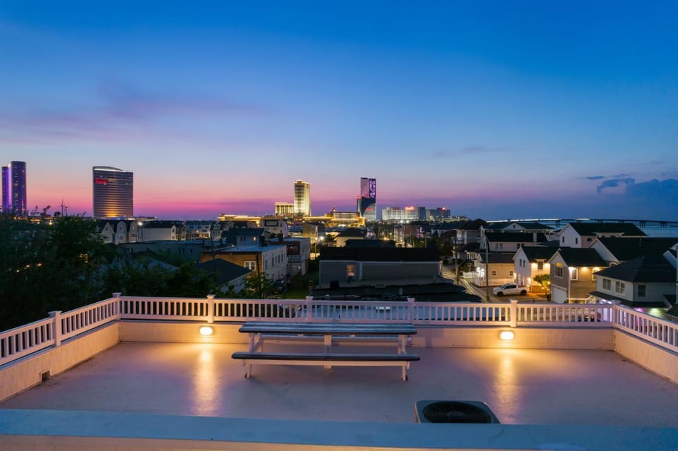 Property building, Bird's eye view, View (from property/room), View (from property/room), City view, City view, Landmark view, Landmark view, River view, River view, Sea view, Sea view, Quiet street view, VIP