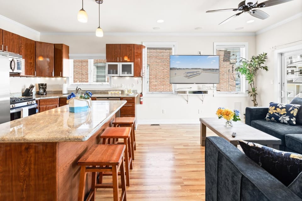 Property building, TV and multimedia, Kitchen or kitchenette, Seating area, Dining area, Dinner, Dinner, hair dresser, kitchen, kitchen