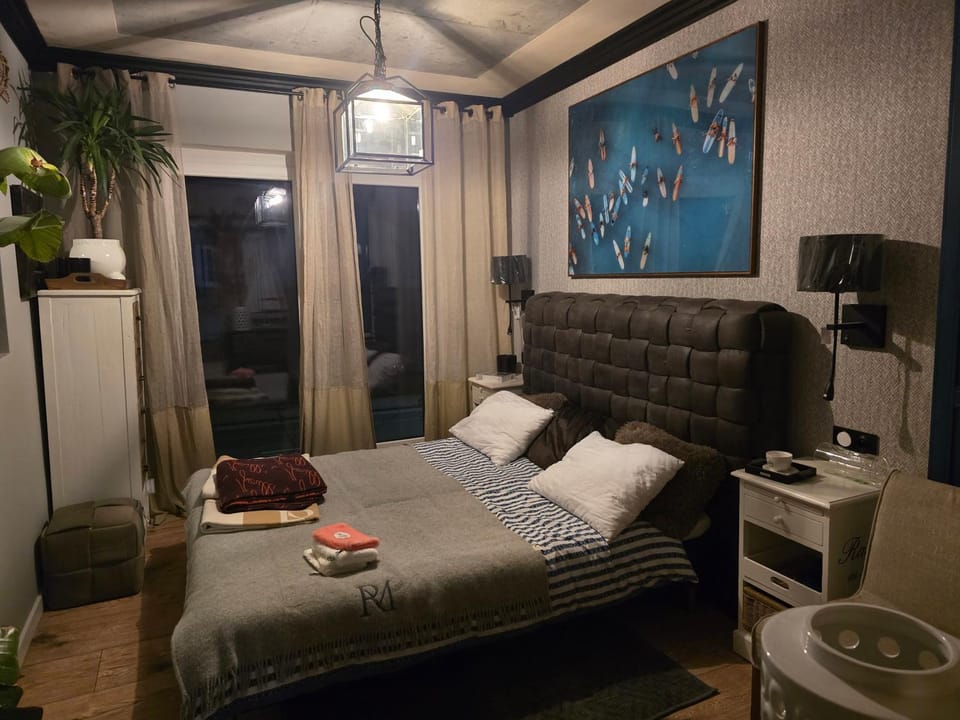 Bed, Bedroom, towels