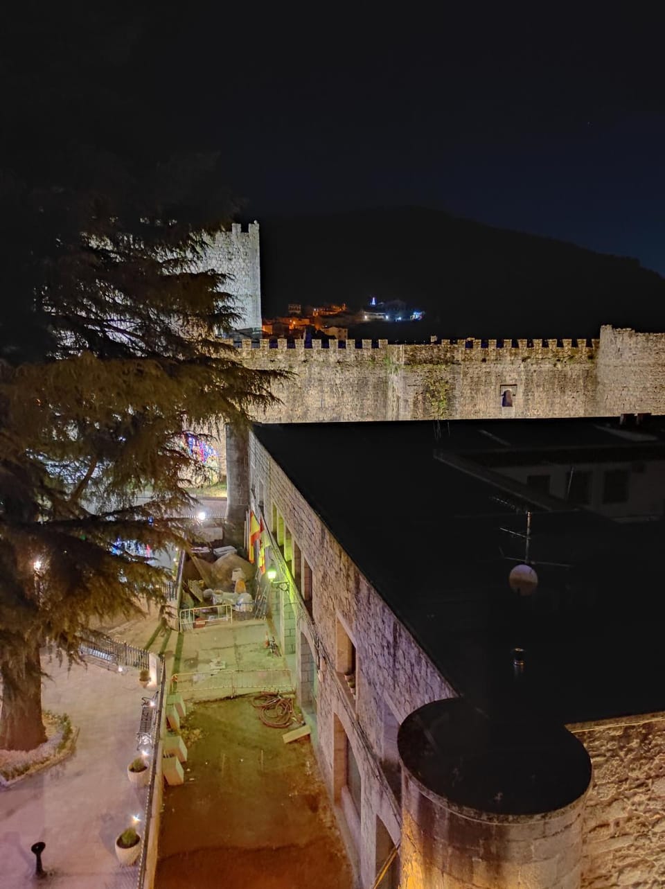 Hostal El Castillo Bed and Breakfast in Arenas de San Pedro