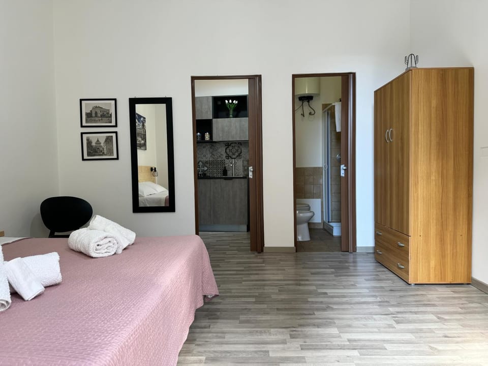 Kitchen or kitchenette, Photo of the whole room, wardrobe