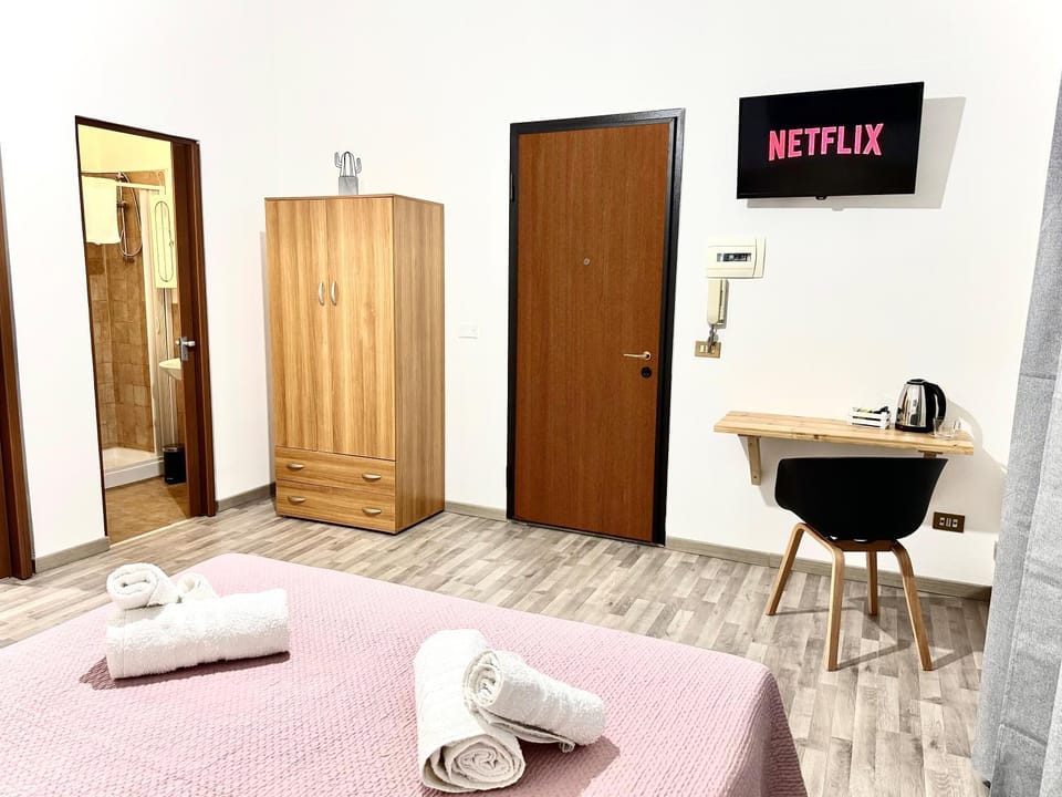 TV and multimedia, Bedroom, hair dresser, wardrobe