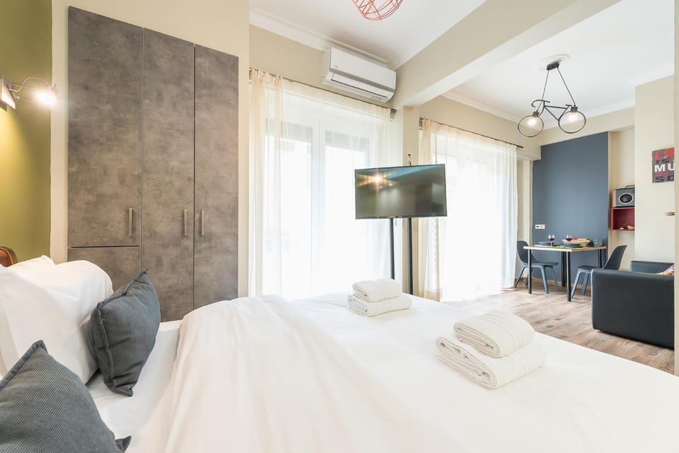 Bed, TV and multimedia, Living room, Photo of the whole room, Bedroom, towels, air conditioner