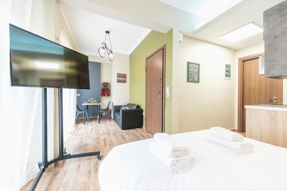 Bed, TV and multimedia, Bedroom, towels