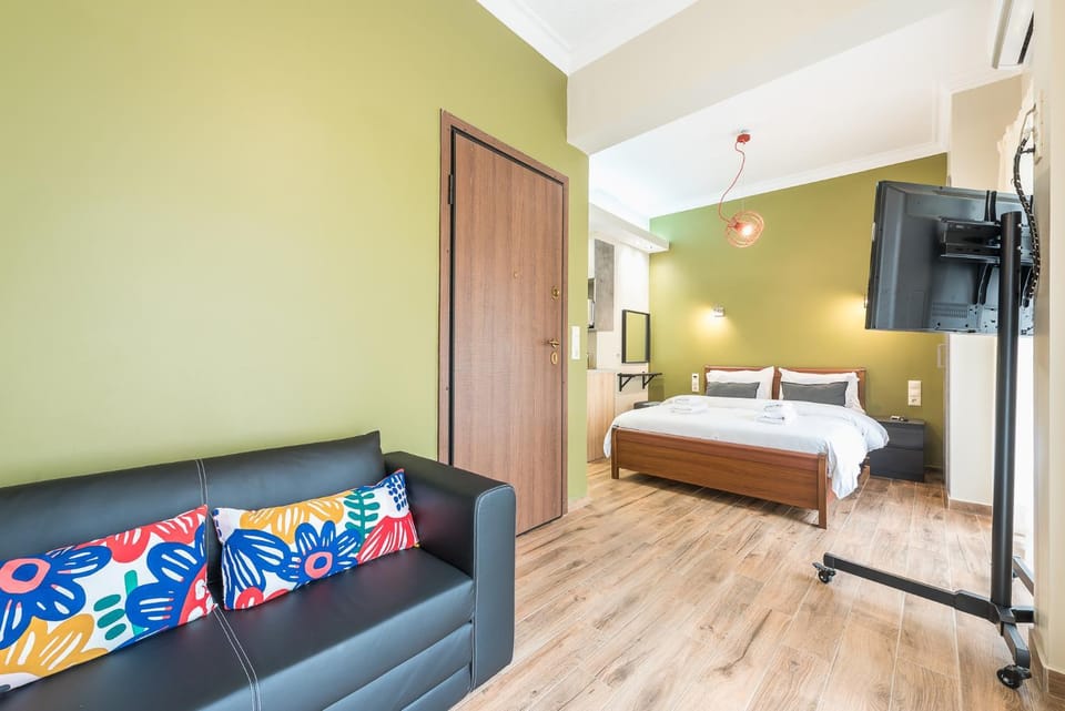 Bed, TV and multimedia, Living room, Seating area, Evening entertainment, air conditioner