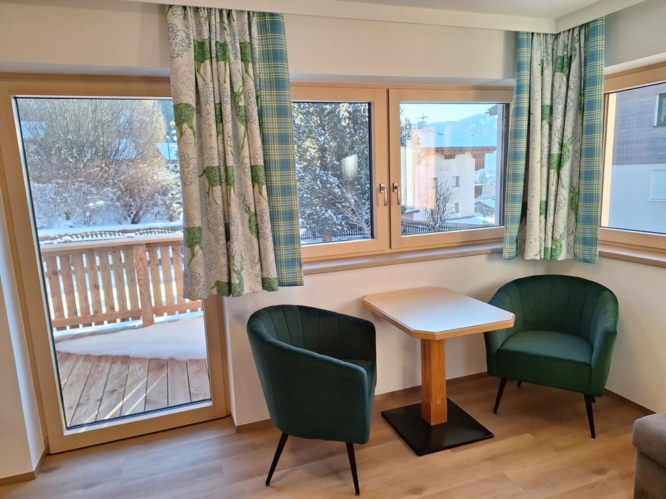 Seating area, Dining area