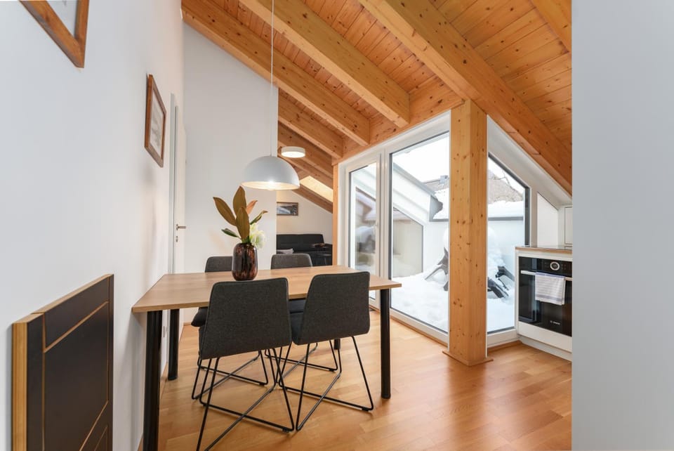Kitchen or kitchenette, Living room, Seating area, Dining area