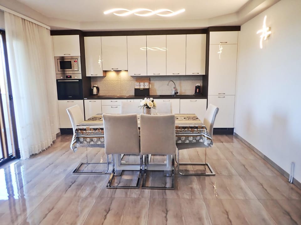 Dining area, kitchen