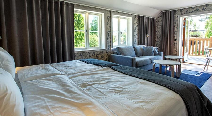 Bed, Seating area, Bedroom