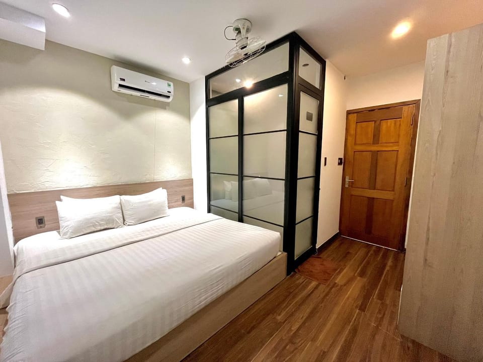 Bed, Photo of the whole room, Bedroom, air conditioner