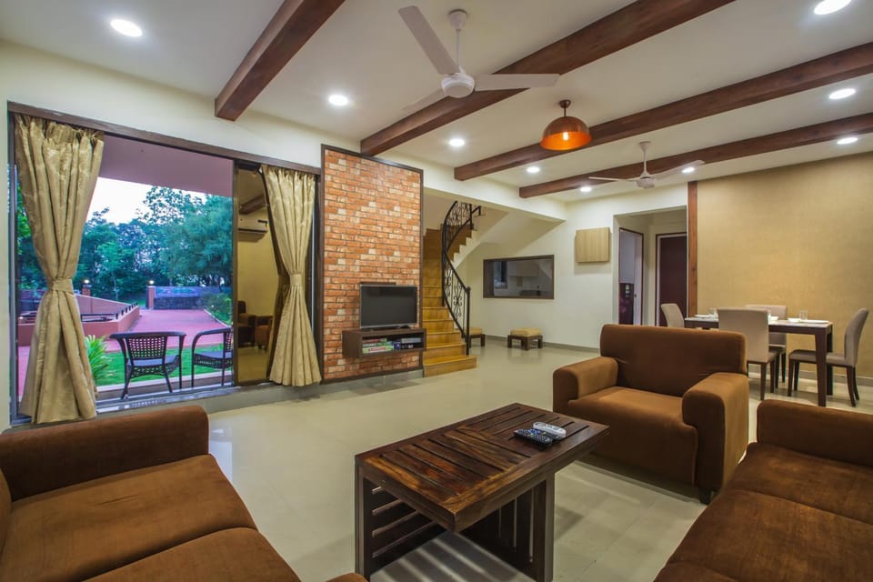 Communal lounge/ TV room, Day, Natural landscape, TV and multimedia, Living room, Seating area, Dining area, Evening entertainment