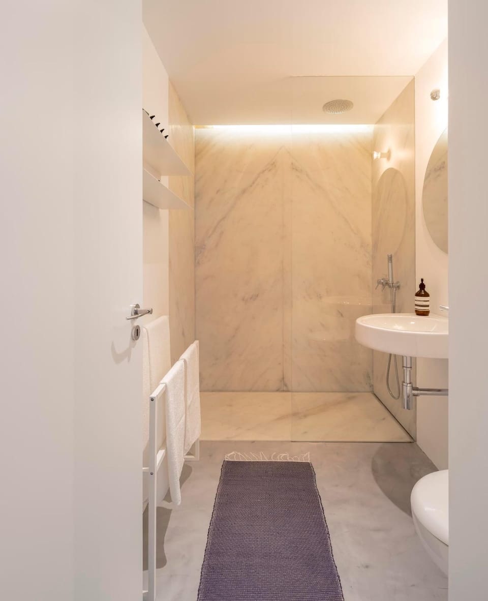 Shower, Toilet, Spring, Day, Summer, Bathroom, View (from property/room), Photo of the whole room, Decorative detail, On site, Area and facilities, young children, older children, group of guests, Family