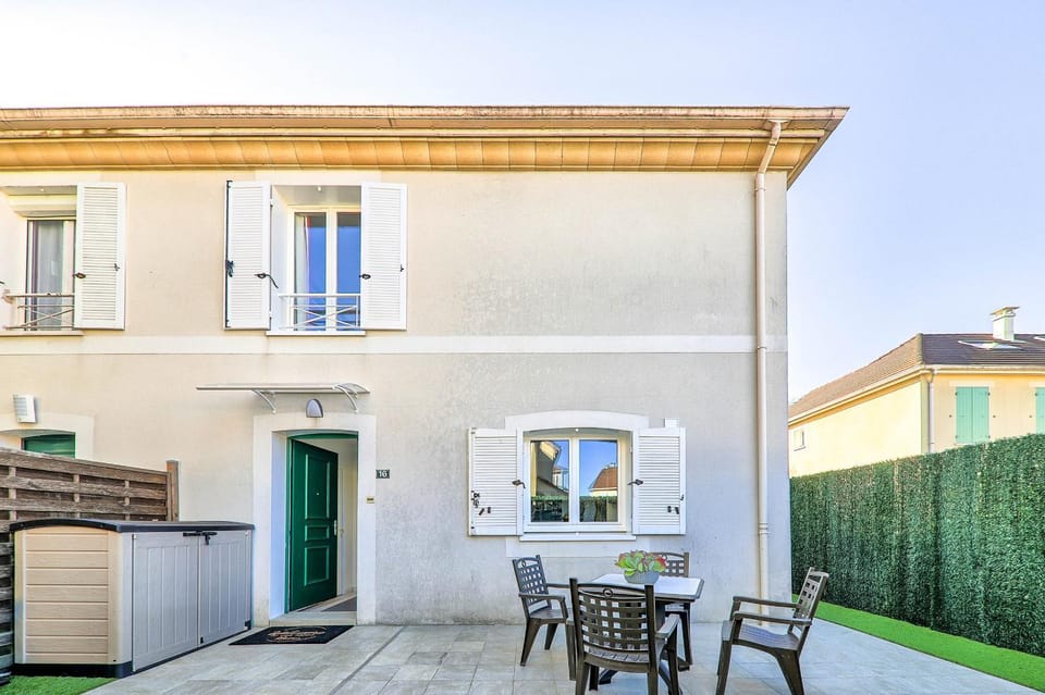 Property building, Patio, Facade/entrance, Day, Garden, Balcony/Terrace, Garden view