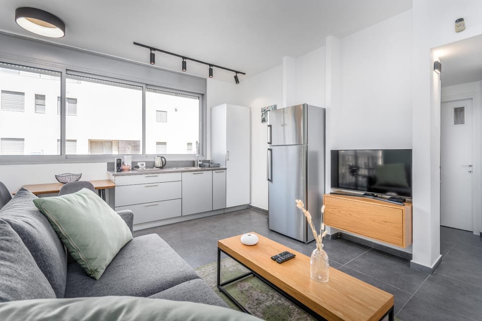 Bougrashov by the beach 1 BDR & balcony Apartment in Tel Aviv-Yafo