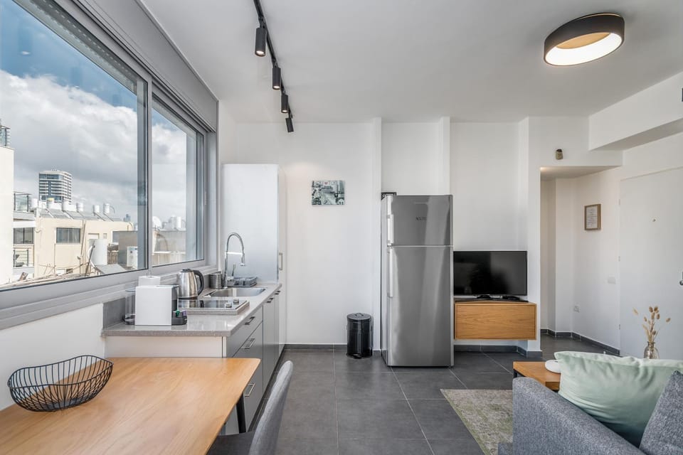 Bougrashov by the beach 1 BDR & balcony Apartment in Tel Aviv-Yafo
