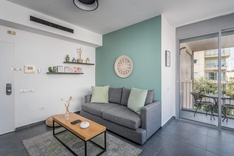 Bougrashov by the beach 1 BDR & balcony Apartment in Tel Aviv-Yafo