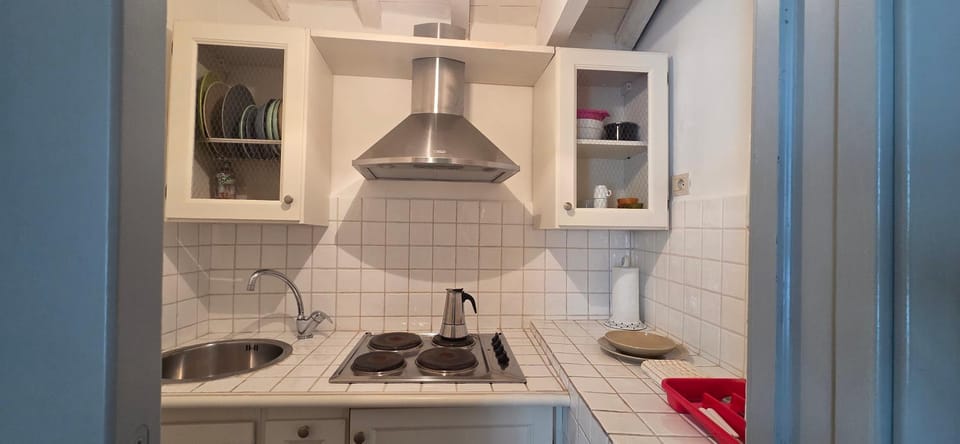 Coffee/tea facilities, Kitchen or kitchenette, stove