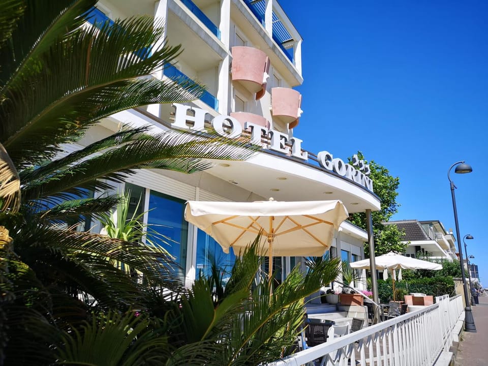 Property building, Restaurant/places to eat, Balcony/Terrace, Balcony/Terrace, Sea view, Sea view, Breakfast