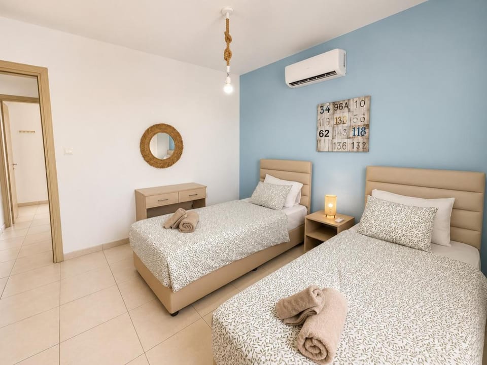 Bed, Photo of the whole room, Bedroom, towels, air conditioner