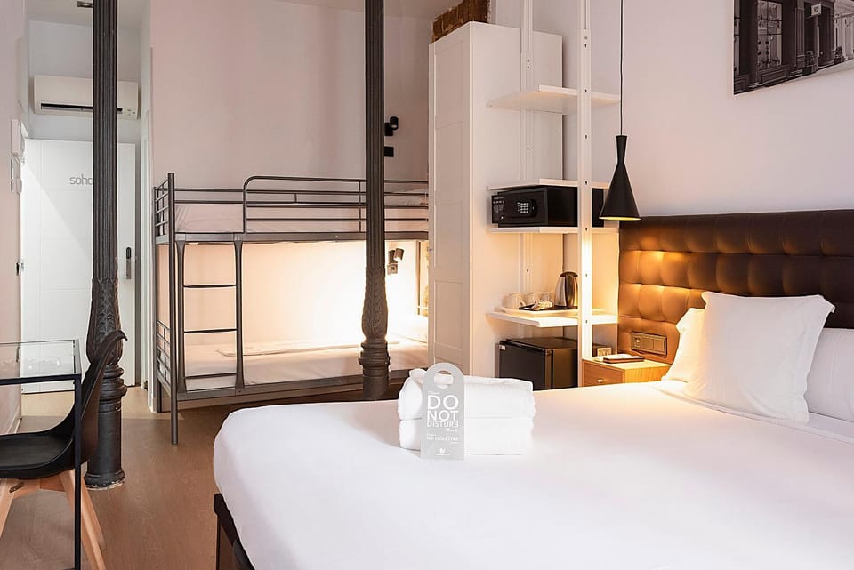 Bed, Coffee/tea facilities, Photo of the whole room, Seating area, Bedroom, bunk bed, minibar, safe, towels, air conditioner