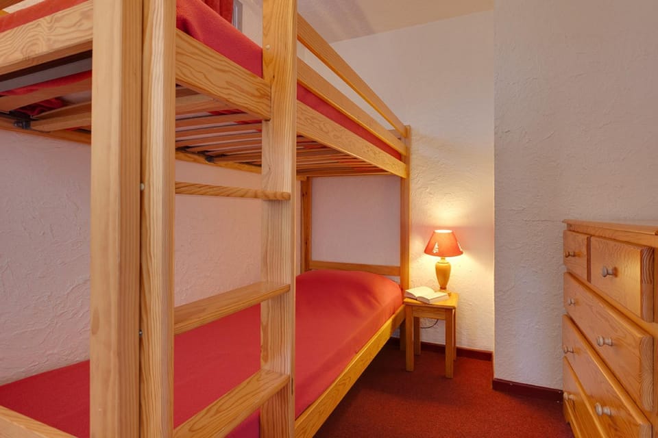 Bedroom, bunk bed