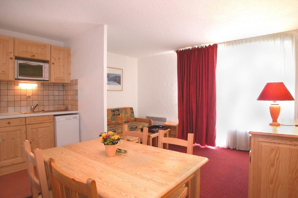 Kitchen or kitchenette, Living room, Dining area