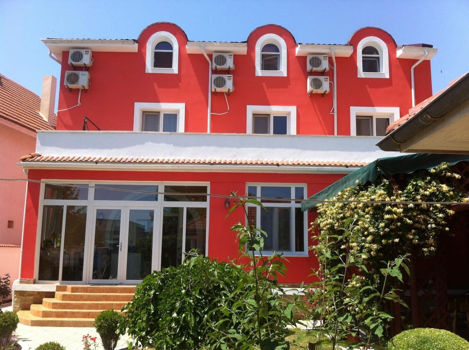 Facade/entrance