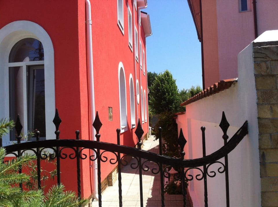 Facade/entrance