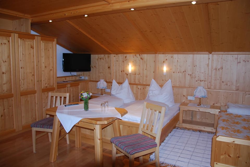 TV and multimedia, Photo of the whole room, Bedroom