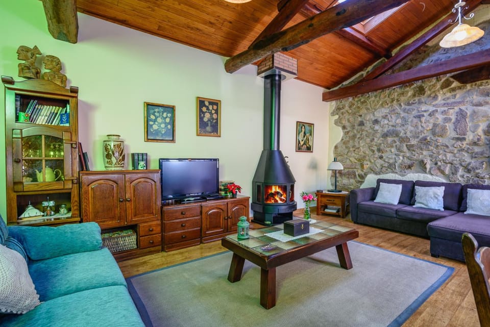 Garden, Library, Living room, Dining area, Garden view, Mountain view