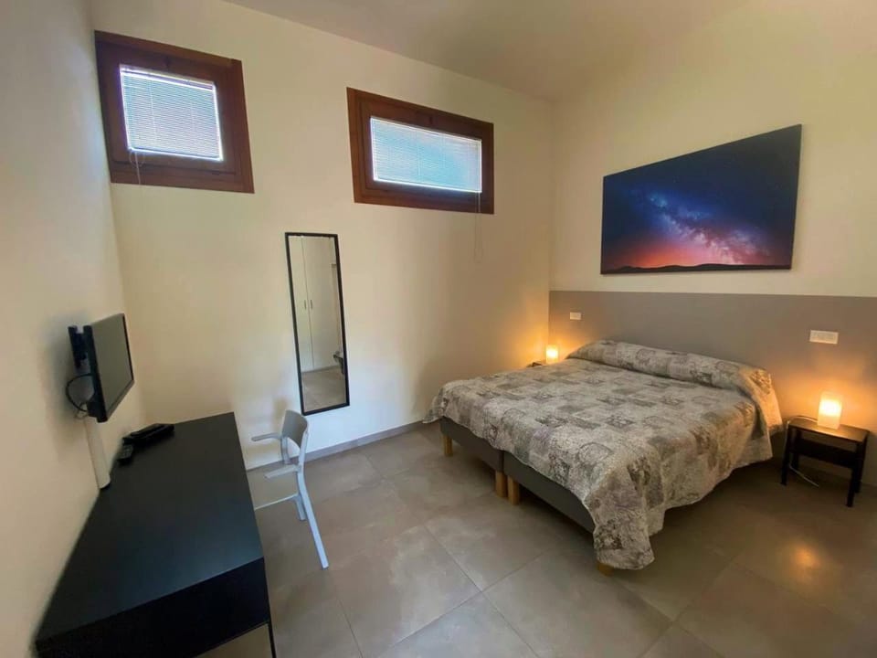 Bed, TV and multimedia, Photo of the whole room, Bedroom