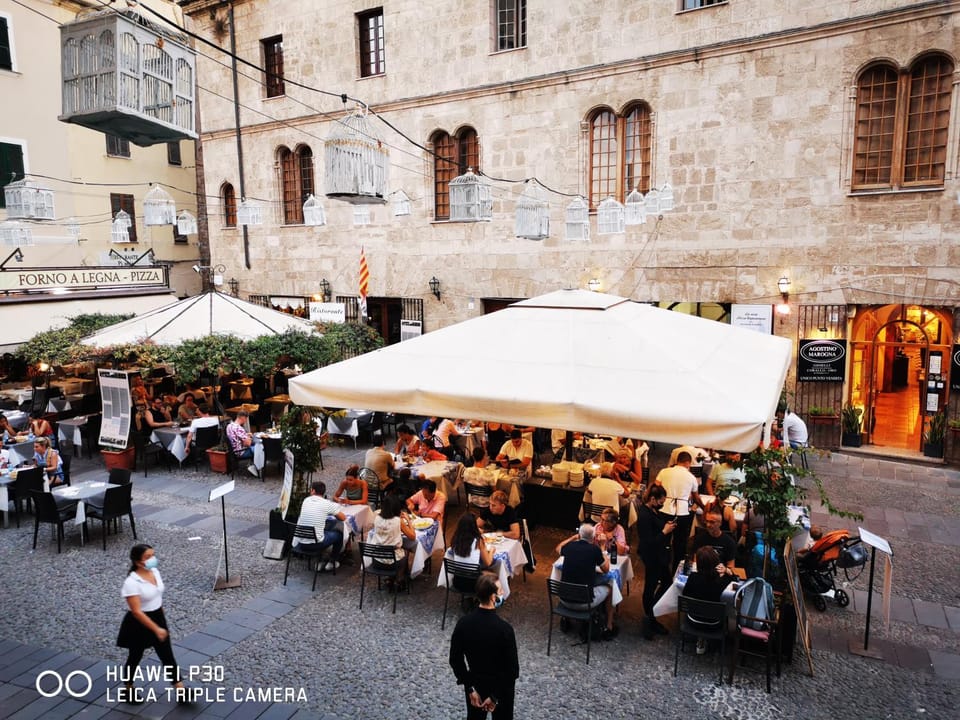 Neighbourhood, On-site shops