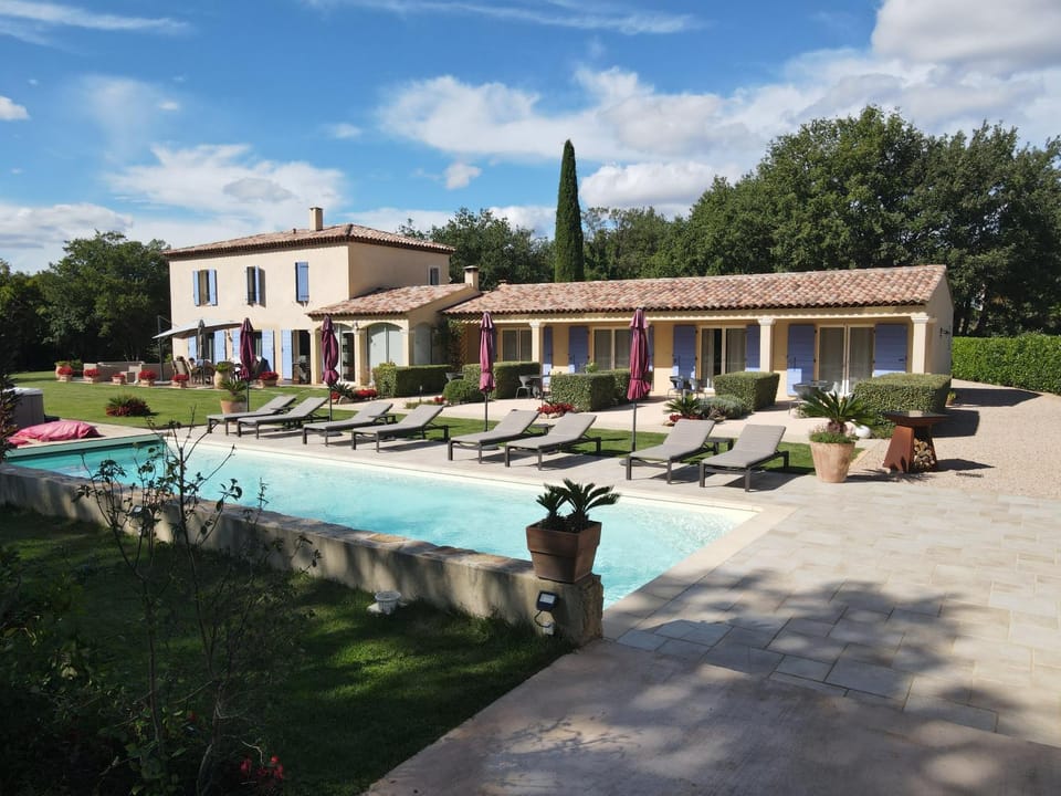 Property building, Patio, Balcony/Terrace, Swimming pool, sunbed