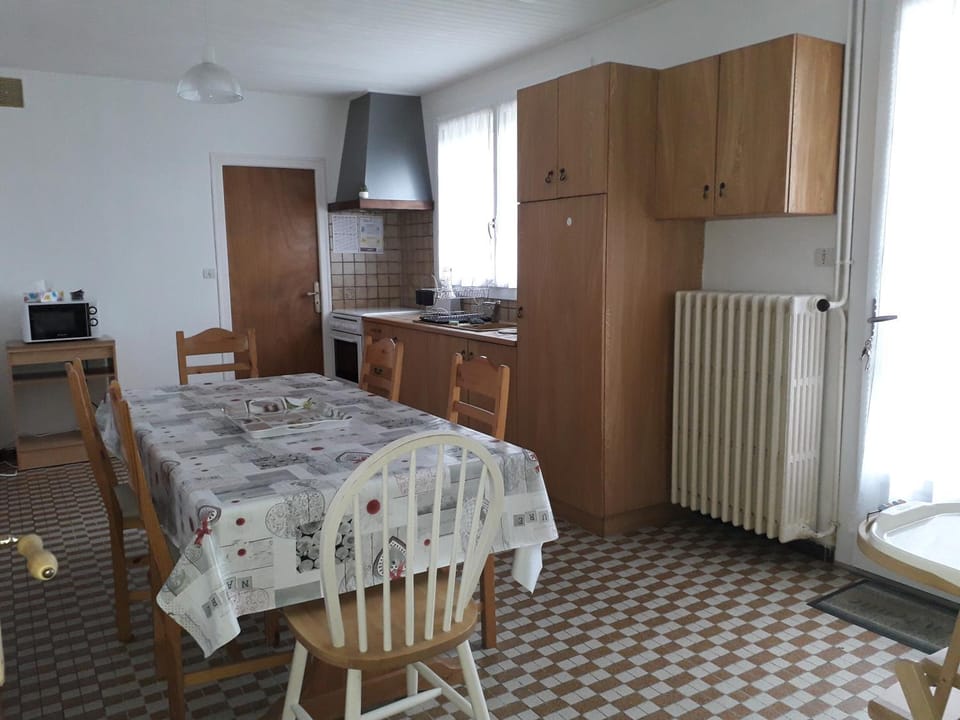 Kitchen or kitchenette, Dining area